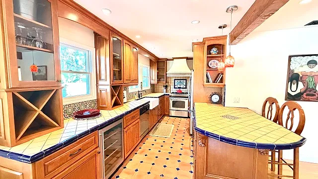 4 bed, 2.5 bath, 1400 sqft, $8,800 — Photo 3