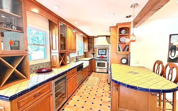 3rd image of 10 Wade Ct