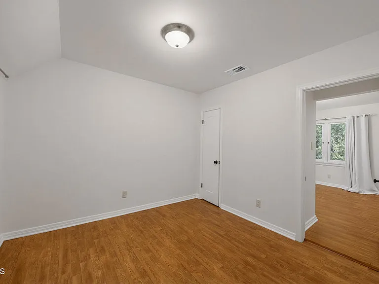 900 E Glenoaks Blvd — Photo 11