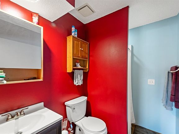 3rd image of 4657 Woodland Ave Unit 8