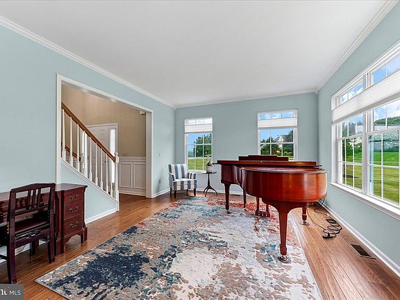 5th image of 205 Warwick Ct