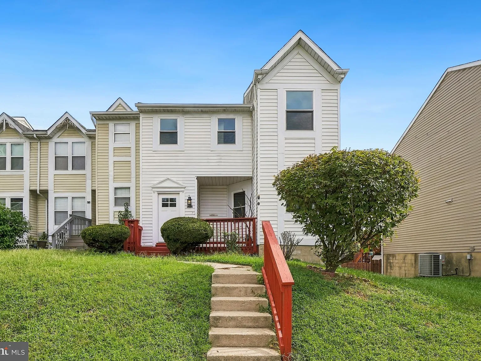 3 bed, 3.5 bath, 2157 sqft, $3,200 — Photo 2