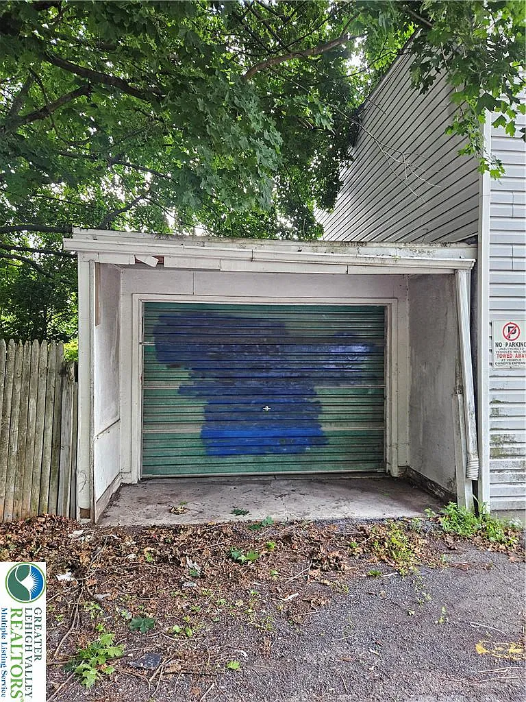 3 bed, 1.0 bath, 1050 sqft, $1,000 — Photo 3