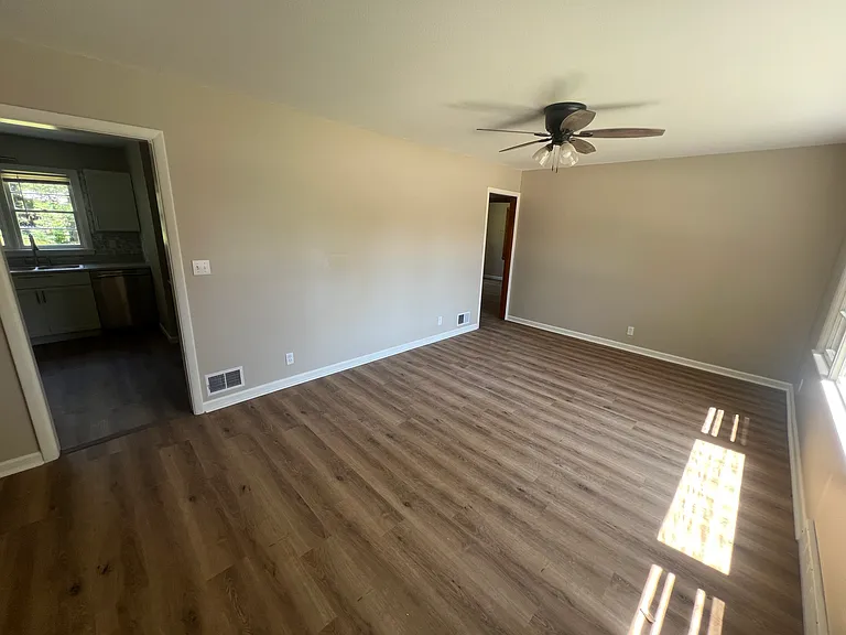 1424 W 8th St — Photo 2