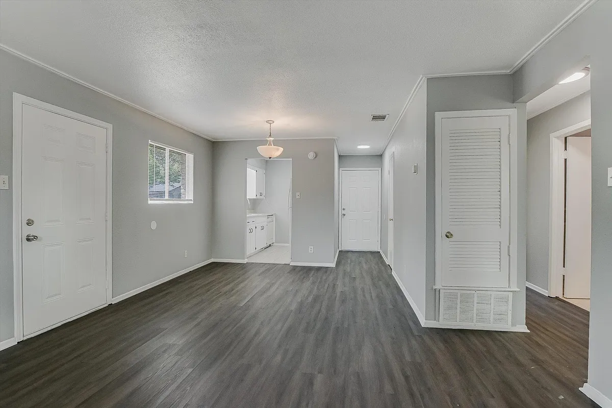 Building Photo - 1811 Magnolia Dr #B