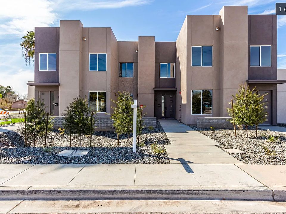 Middle unit, lots of street parking