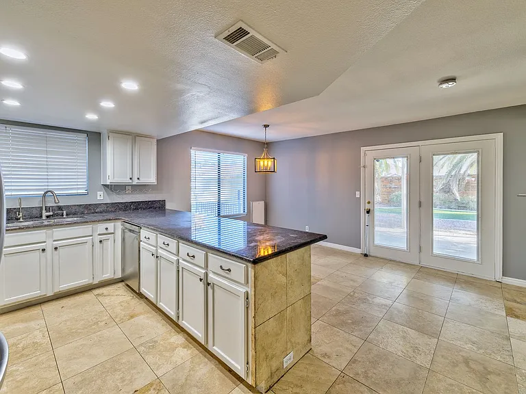 2078 Waverly Cir — Photo 5