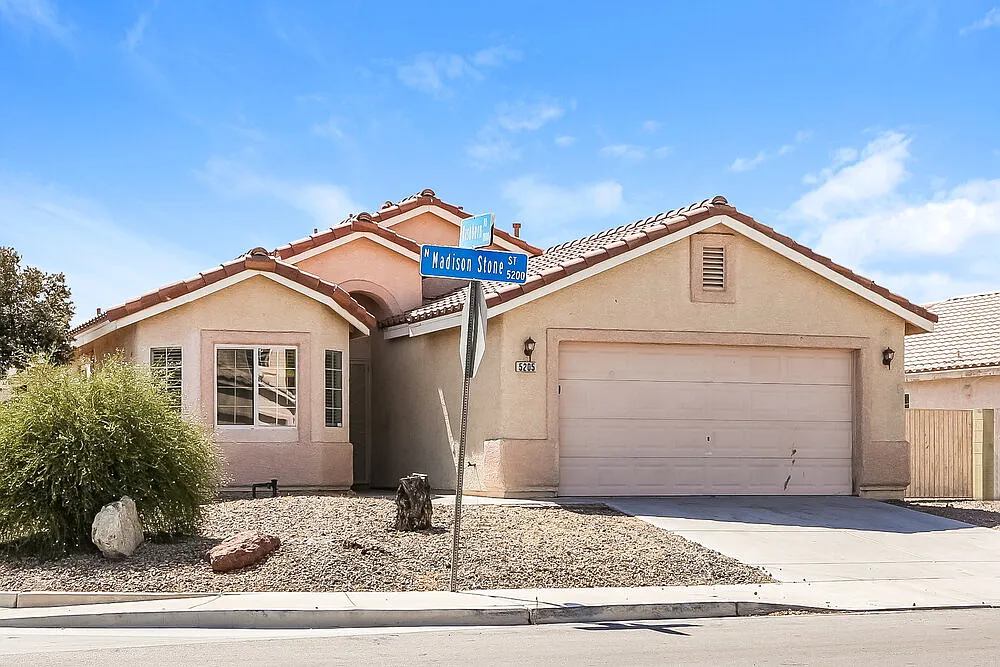 4 bed, 2.0 bath, 1606 sqft, $2,035 — Photo 3