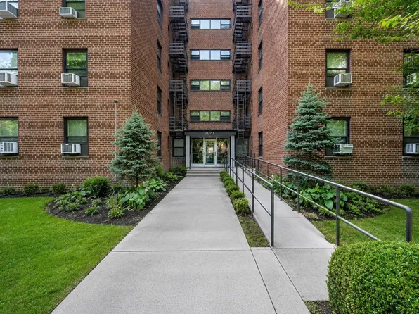 212-12 73rd Ave #3C, Oakland Gardens, NY 11364