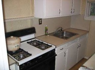69-2 218th St, Oakland Gardens, NY 11364