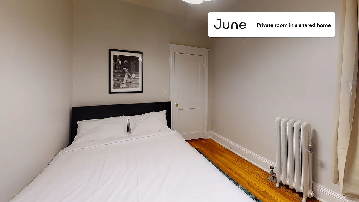 Queen bedroom in 3 bed/1 bath home in Allston #728 C — Photo 2