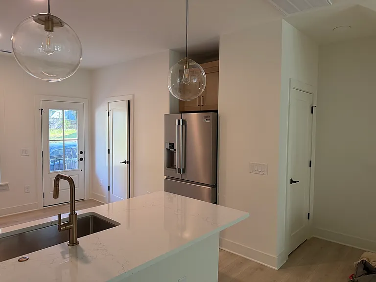 1015 Carter Ave — Photo 12