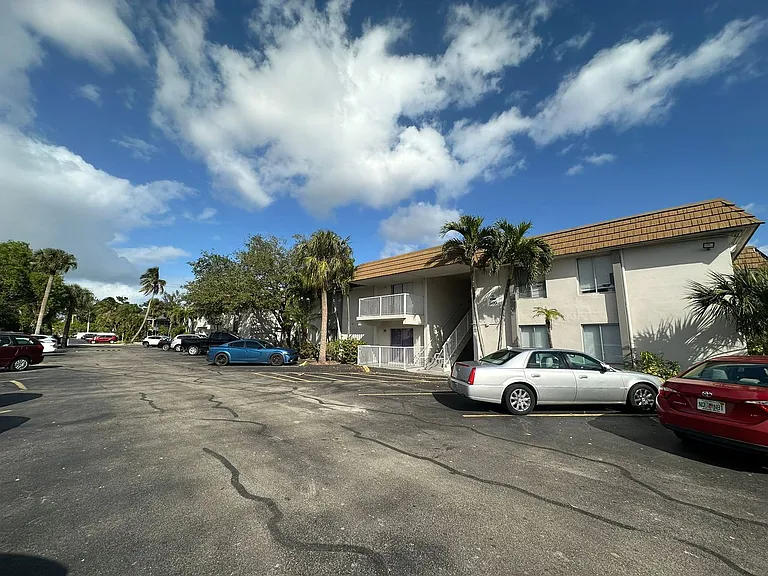 1830 Maravilla Ave #704 — Photo 42