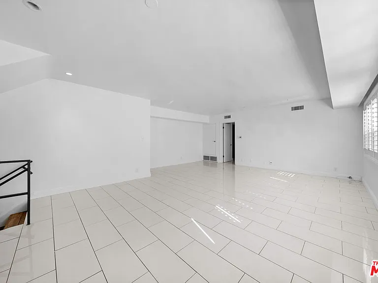 148 S Reeves Dr #4 — Photo 9
