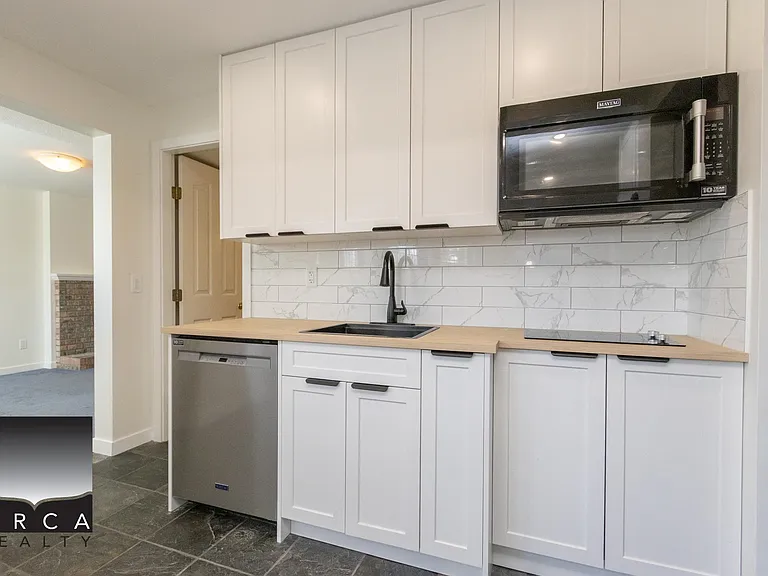 1864 Walnut Cres — Photo 18