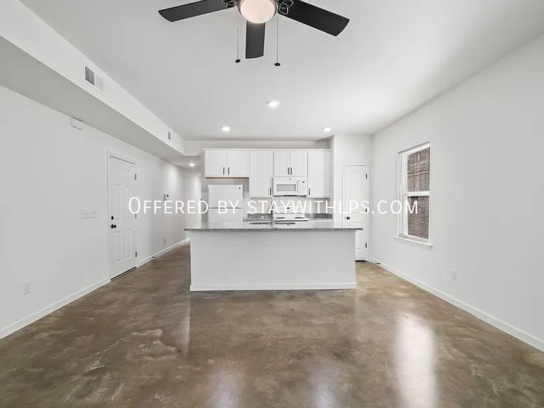 1571 Court Ave #102 — Photo 10
