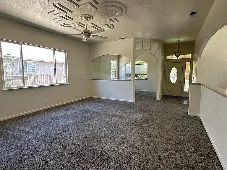 1862 Bedford Dr — Photo 3