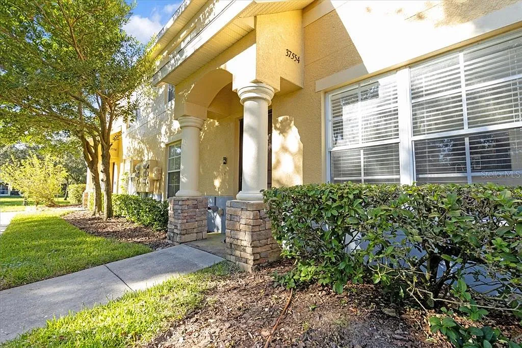 3 bed, 2.5 bath, 1363 sqft, $1,600 — Photo 1
