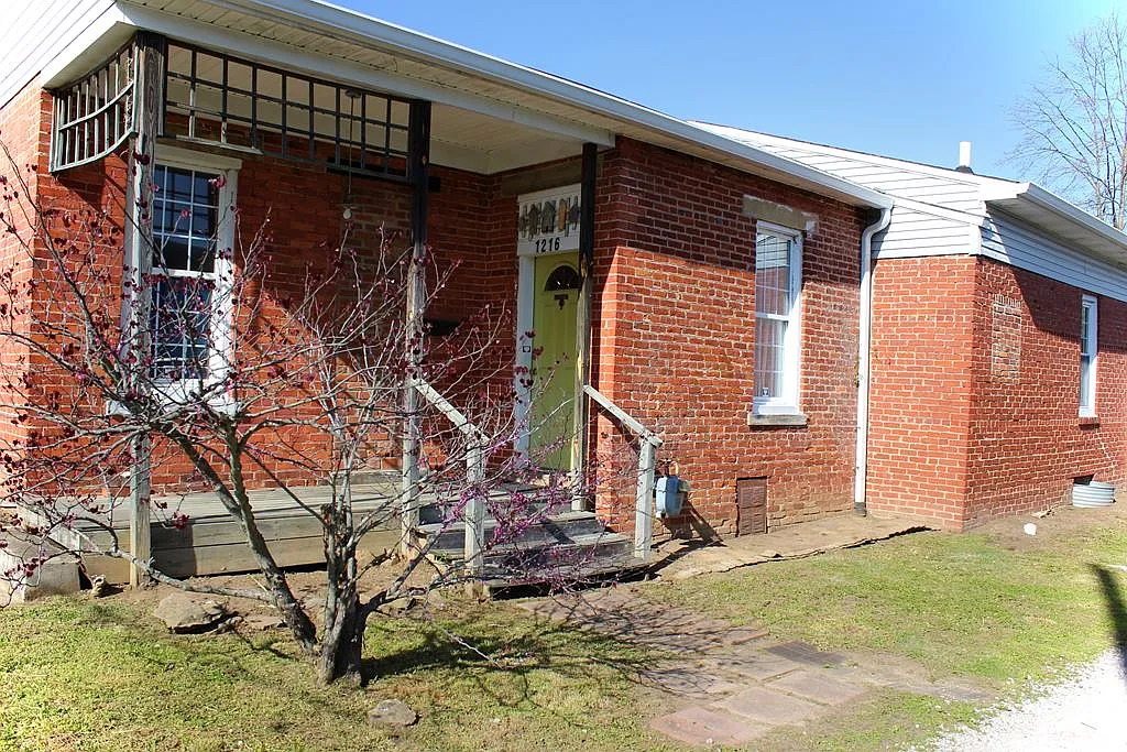 1216 Allard St photo 1