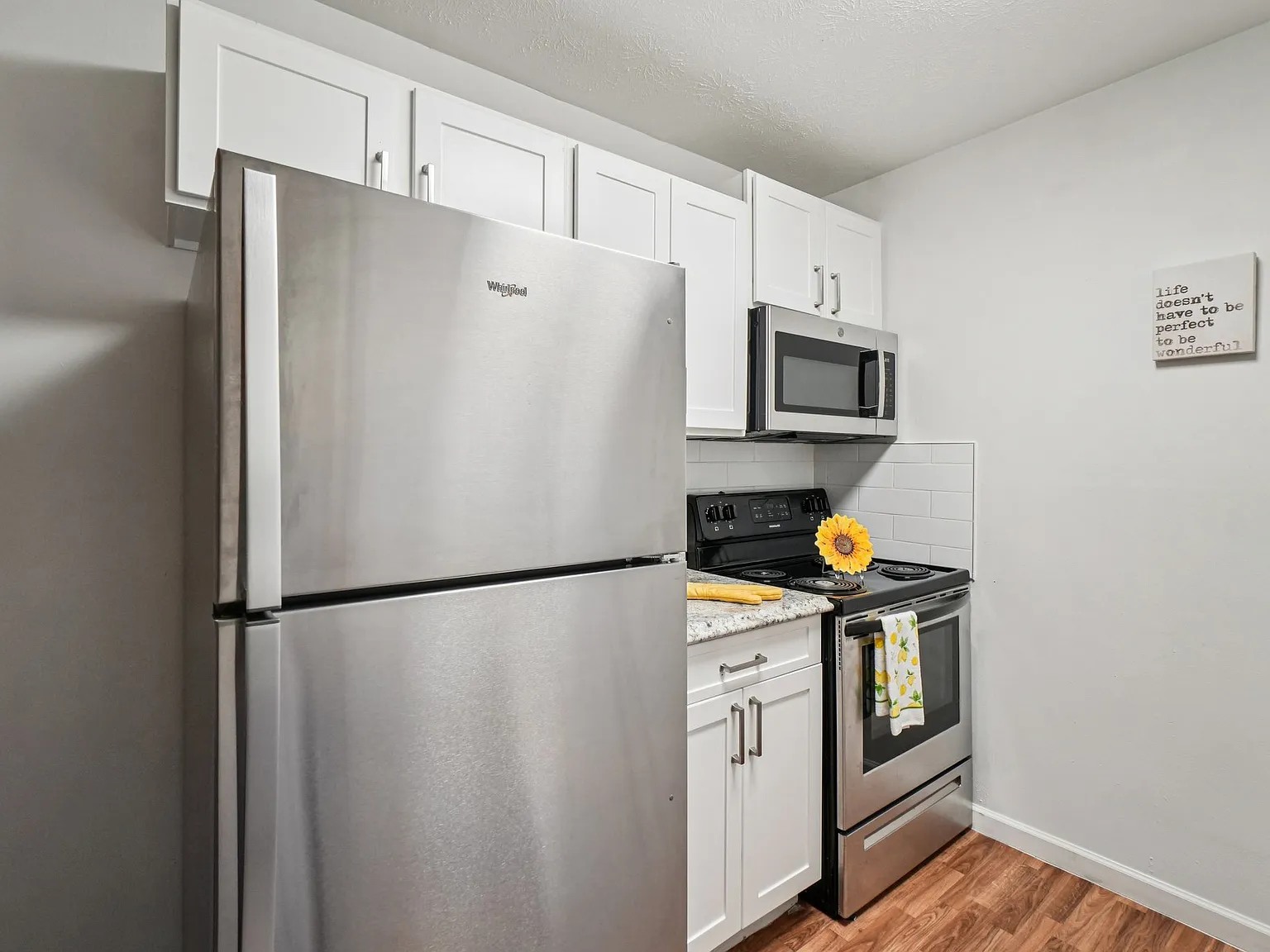 The Wind Song Apartments — Photo 2