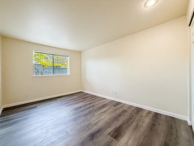 Stone Court Apartments — Photo 34