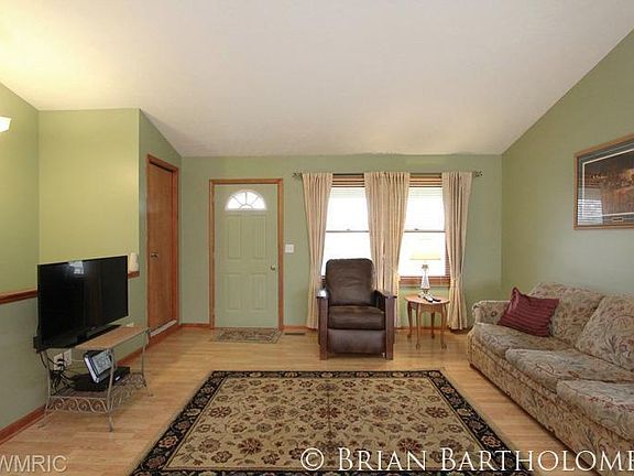 4th image of 696 Birkdale Ct