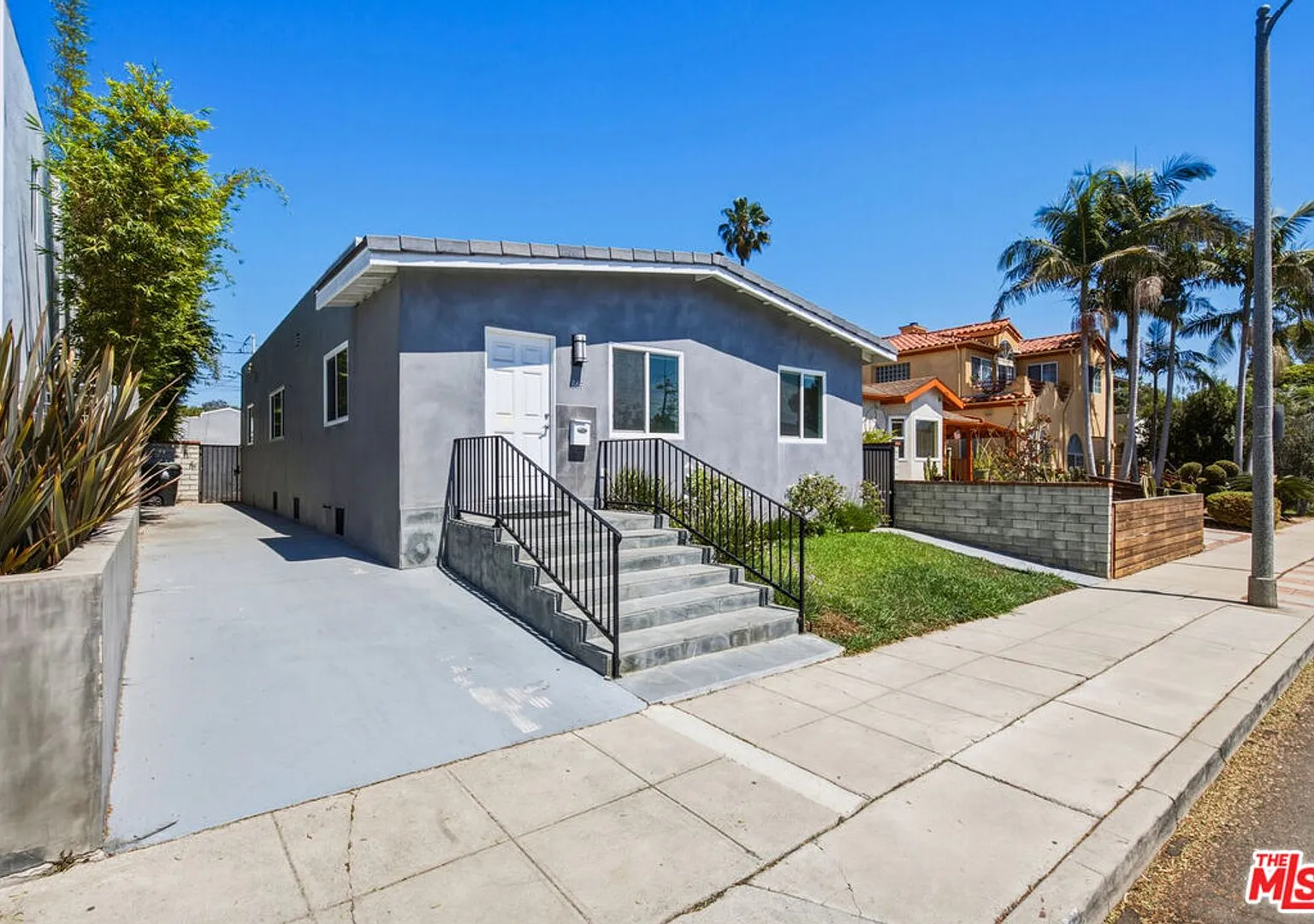Beautifully updated 4 bed 3 bath with large backyard, private garage, central ac/heat, washer/dry... — Photo 2