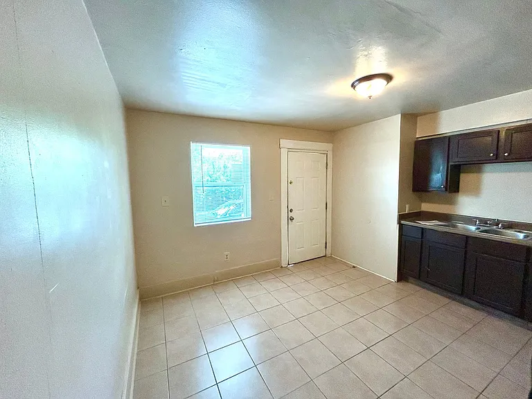 1137 W Ashby Pl #6 — Photo 4