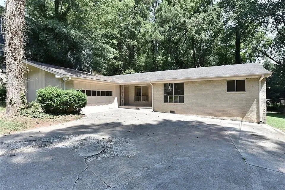 1396 E Rock Springs Cir NE