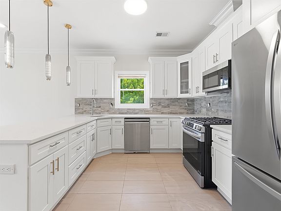 3rd image of 366 Whiton St #1