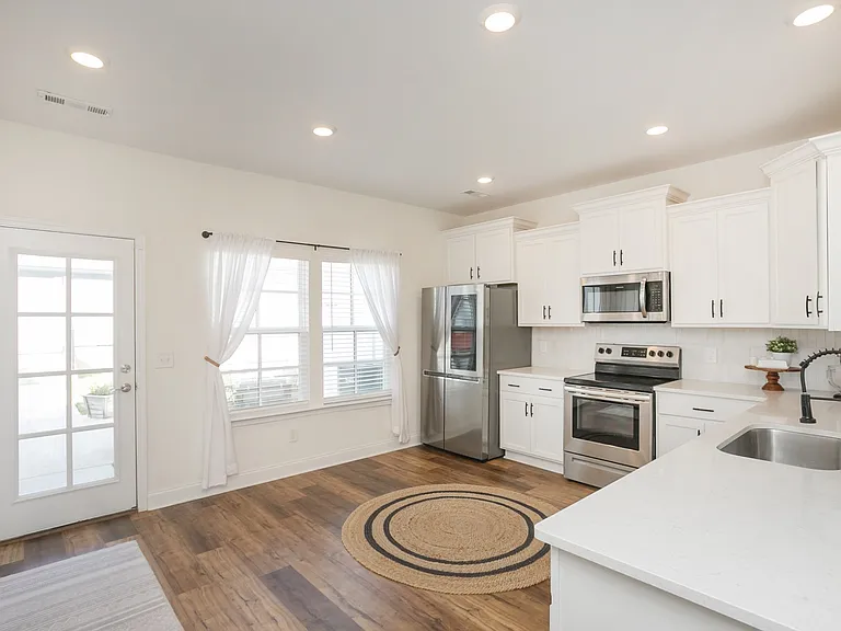 803 Goswell Dr — Photo 6
