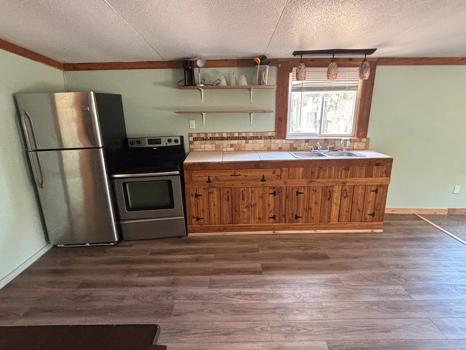 3 bed, 1200 sqft, $1,600 — Photo 1