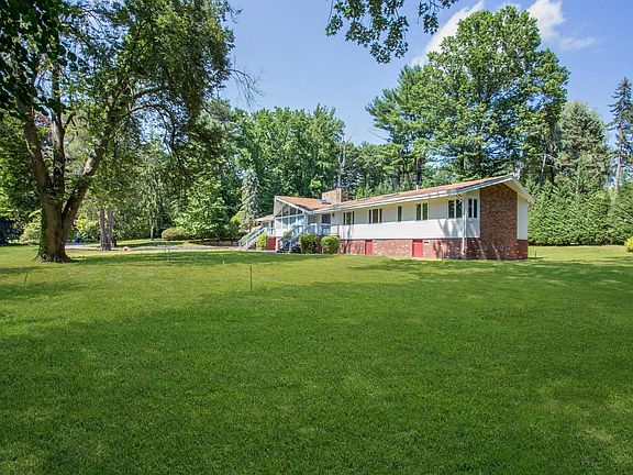 3rd image of 825 Orchard Ln