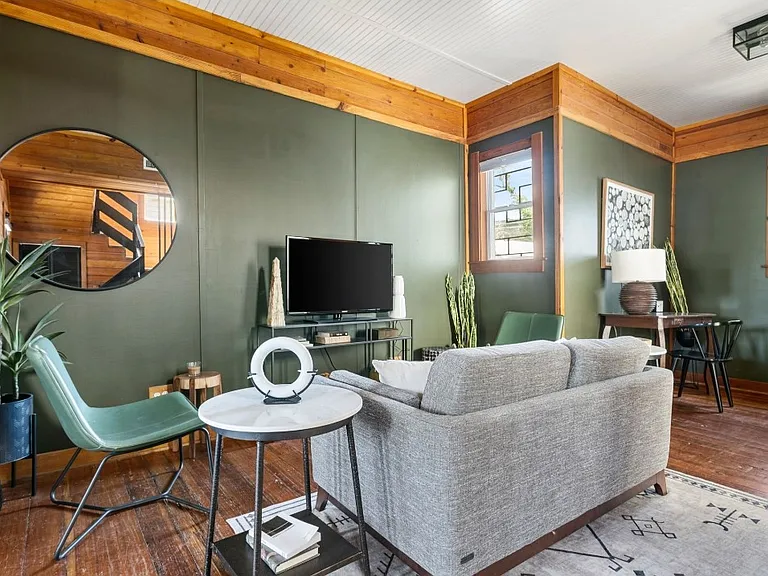 furniture layout has changed. see last 4 pictures