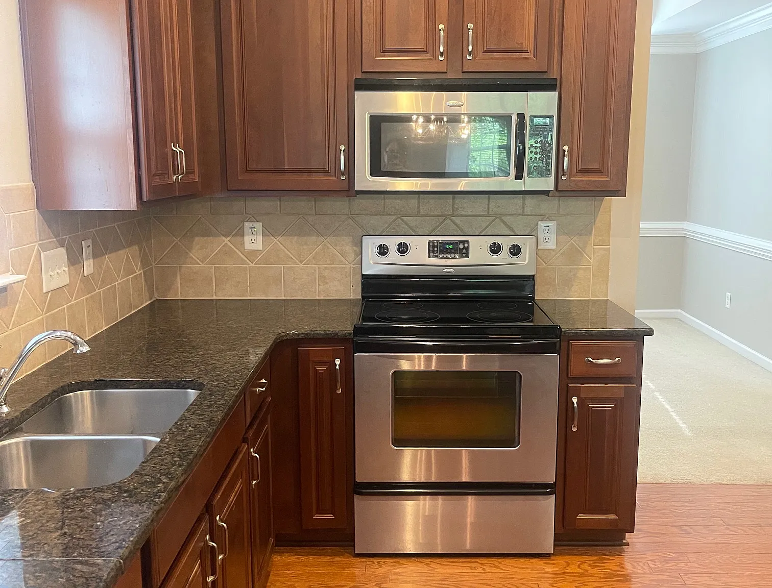 5 bed, 2.5 bath, 2911 sqft, $2,678 — Photo 3