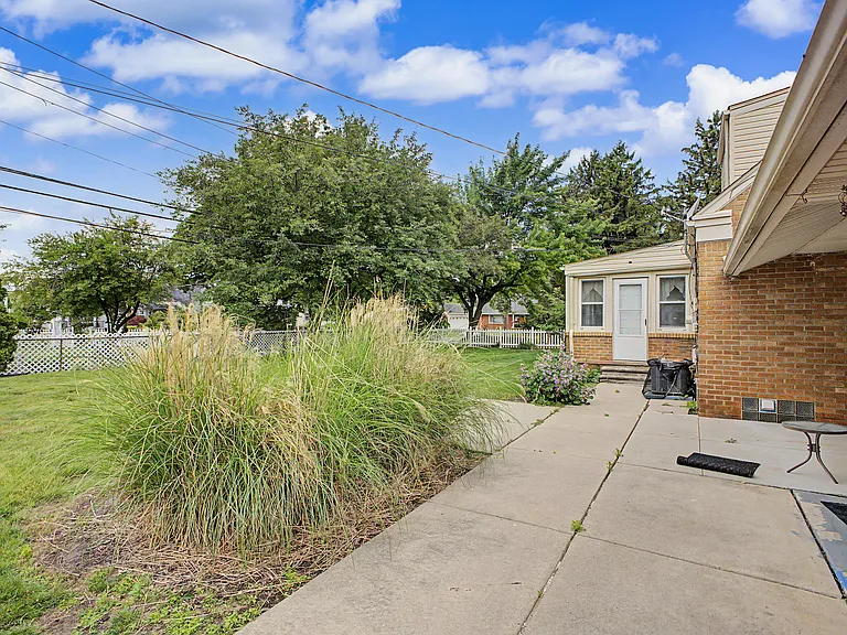 21236 Outer Dr — Photo 37