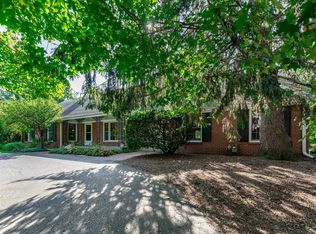 1 Clayshire Ln, Rockford, IL 61107