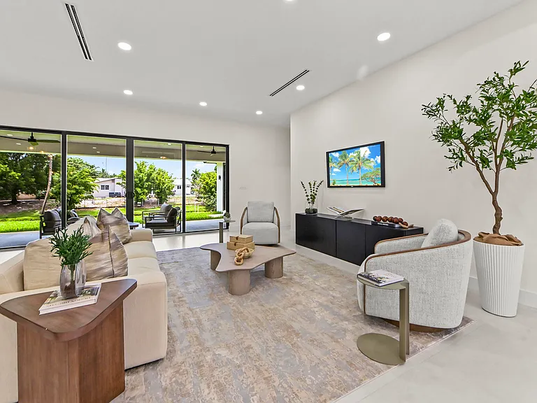 621 NW 42nd Ave — Photo 7