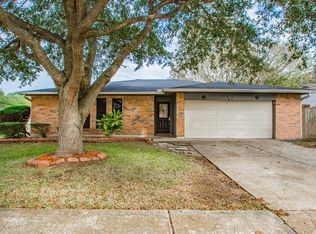 1 Sarita Rd, Angleton, TX 77515