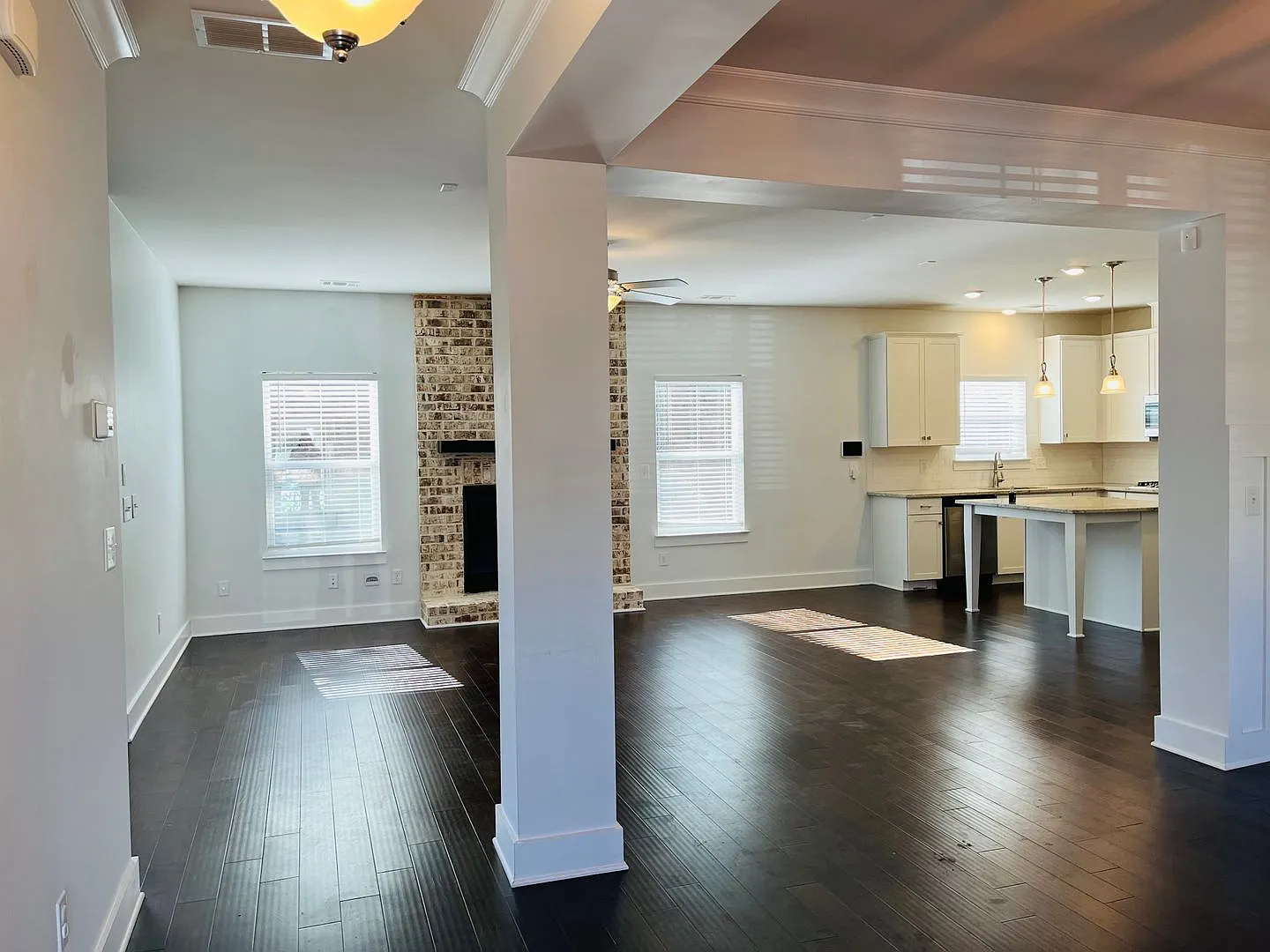Like New!! 3 bedroom, 2.5 bathroom home in Dallas! Must See! — Photo 3