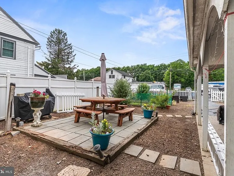 128 E Main St — Photo 2