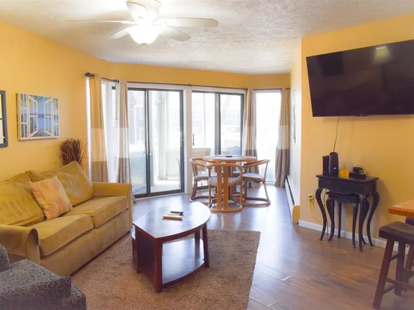 101 Michigan Ave #102, Charlevoix, MI 49720