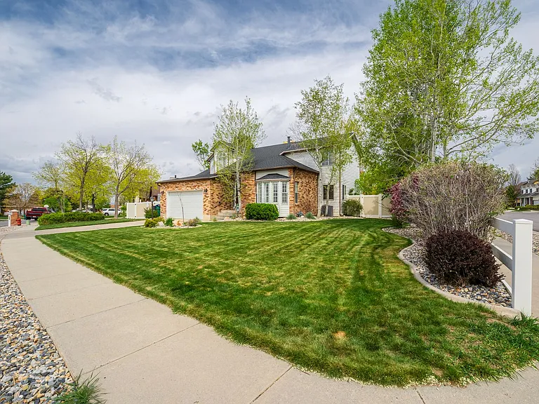1649 E Michael Way — Photo 3
