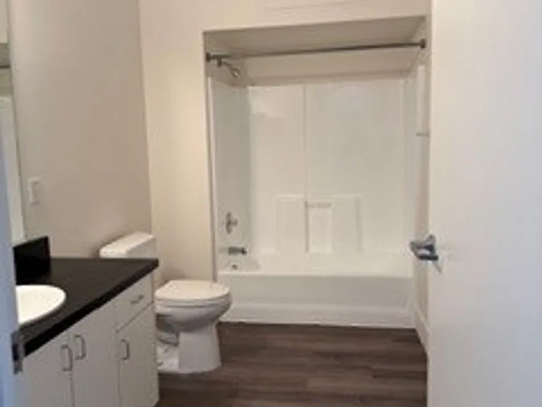 215 S Brea Blvd — Photo 4