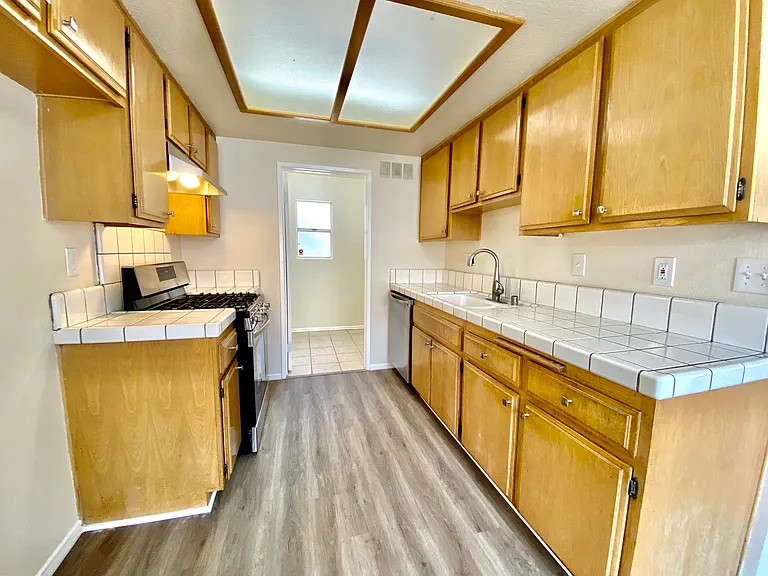 553 W 22nd St #2 — Photo 6