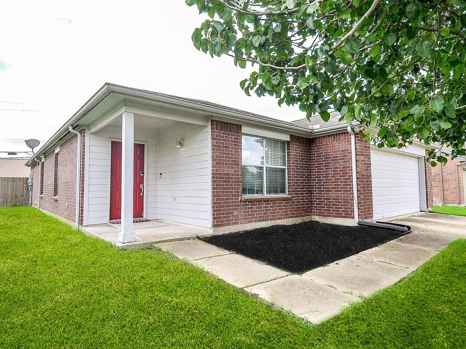 3 bed, 2.0 bath, 1722 sqft, $1,999 — Photo 2