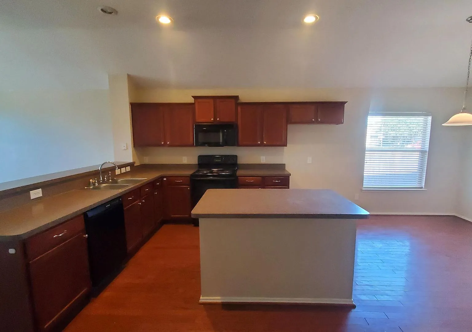 Wonderful home with chefs delight kitchen! — Photo 2