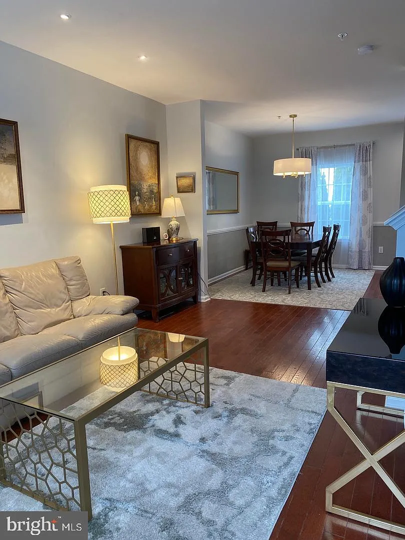3 bed, 2.5 bath, 2100 sqft, $2,900 — Photo 3