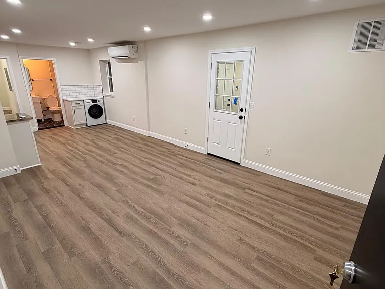 538 Clinton Springs Ave #3 — Photo 4