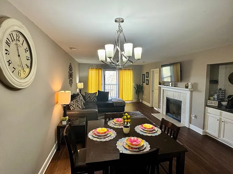 226 Edgewater Ln — Photo 2